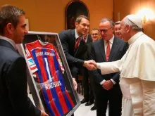 O Papa Francisco recebe a camiseta do Bayern de Munique com o seu nome das mãos de Neuer e Lahm