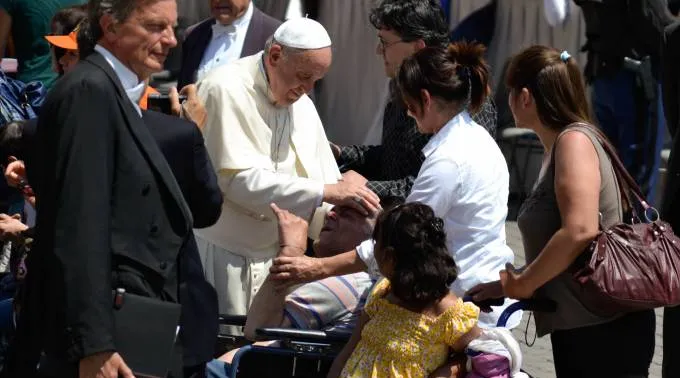 FranciscoBendicionEnfermo.jpg ?? 