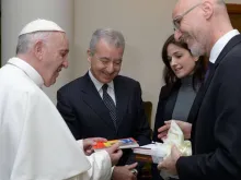 Papa Francisco recebe Bíblia para crianças 
