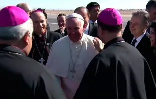 Papa Francisco saúda os bispos no aeroporto de Ciudad Juárez. Captura Youtube