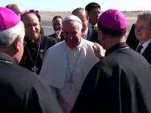 Papa Francisco saúda os bispos no aeroporto de Ciudad Juárez. Captura Youtube