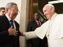 Papa Francisco e Raúl Castro no Vaticano.