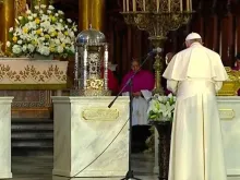 Papa Francisco reza diante das relíquias dos santos peruanos na Catedral de Lima. Captura Youtube.