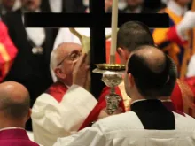 Papa Francisco durante a adoração da Santa Cruz 
