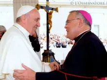 O Papa Francisco cumprimenta no Vaticano o Arcebispo da Filadélfia, Dom Charles Chaput