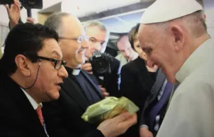O jornalista Néstor Ponguta entrega uma bolsa de café ao Papa no voo que o leva a Cuba.