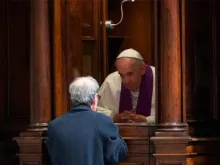 Papa Francisco confessando (imagem referencial) 