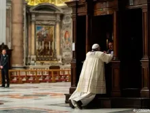 Papa Francisco se confessando na iniciativa das "24 horas para o Senhor" em 2014