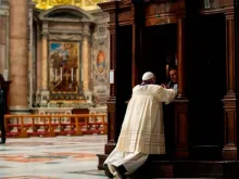 Papa Francisco se confessando.