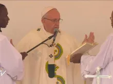 Papa celebrando a Santa Missa.