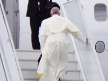 Papa Francisco subindo no avião.