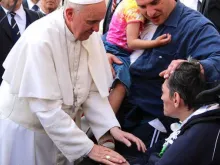 Papa saúda um cadeirante.