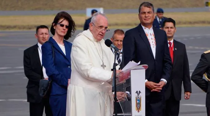FranciscoDiscursoAeropuertoQuito_DavidRamosACIPrensa_130715.jpg ?? 