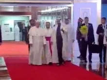 Chegada do Papa Francisco aos Emirados Árabes Unidos. Captura Youtube
