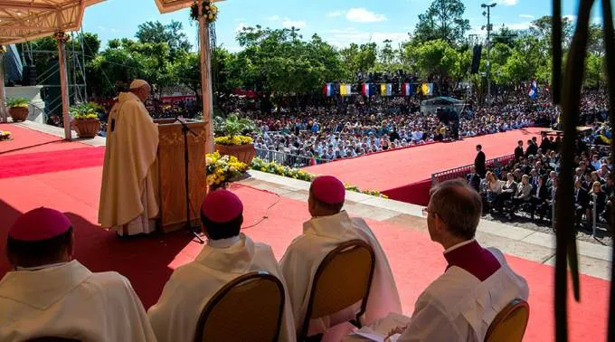 FranciscoEcuador_LOsservatoreRomano_151215.jpg ?? 