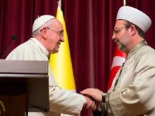 Papa Francisco saúda o encarregado muçulmano de assuntos religiosos da Turquia, Mehmet Gormez.