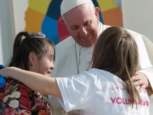 Papa em um encontro com jovens. Foto Vatican Media