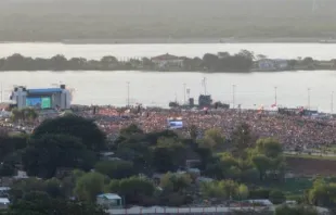 Uma vista panorâmica da Costanera em Assunção, Papa Francisco no encontro com os jovens.