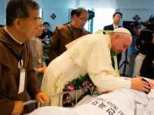 Papa Francisco abençoa um doente 
