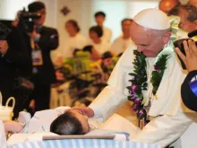 Papa Francisco abençoa em doente durante sua visita a Coreia do Sul.