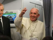 Papa Francisco em uma coletiva de imprensa no avião papal.