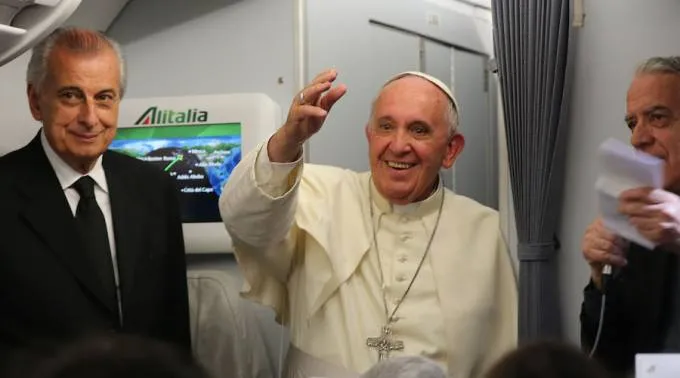 FranciscoEntrevistaAvionPapalRoma_AlanHoldrenACIPrensa_130715.jpg ?? 