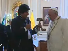 Evo Morales deu de presente um Cristo sobre uma foice e um martelo de madeira. Imagem: captura de Youtube