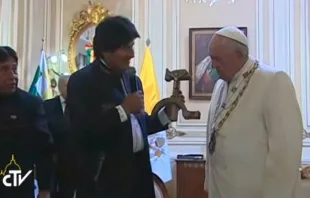 Evo Morales deu de presente um Cristo sobre uma foice e um martelo de madeira. Imagem: captura de Youtube