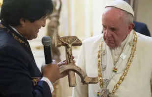 O Cristo sobre a foice e o martelo, presente que Evo Morales deu ao Papa.