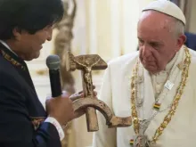O Cristo sobre a foice e o martelo, presente que Evo Morales deu ao Papa.