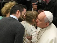 Papa Francisco cumprimenta uma família na Audiência Geral na Sala Paulo VI.