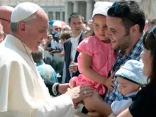 Papa saúda uma família.