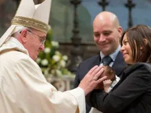 Papa Francisco junto a uma família