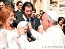 Papa Francisco cumprimenta uma família na Praça São Pedro