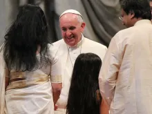 O Papa Francisco com uma família no Vaticano