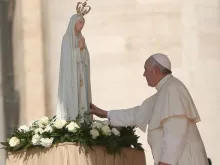 Papa reza diante de uma imagem da Virgem de Fátima.