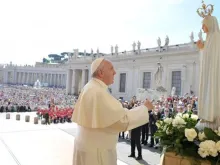 Papa Francisco reza ante a imagem da Virgem da Fátima no Vaticano.
