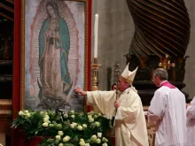 Papa Francisco diante do quadro da Virgem de Guadalupe
