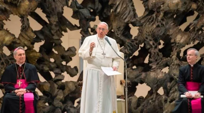 FranciscoIserniaVenafro_LOsservatoreRomano_020715.jpg ?? 