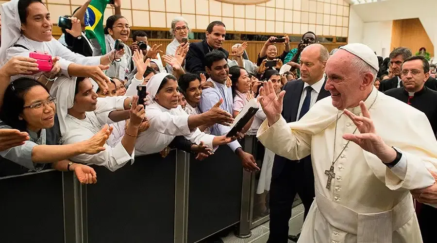 Institutos religiosos agora podem ser dirigidos por não-clérigos, decide o papa