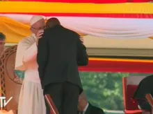 Papa Francisco no encontro com jovens em Uganda.