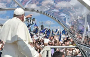 Papa Francisco saúda centenas de jovens.