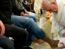 Papa Francisco lava os pés em Casal del Marmo em 2013. Foto L'Osservatore Romano