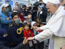 Papa Francisco saúda refugiados em Lesbos.