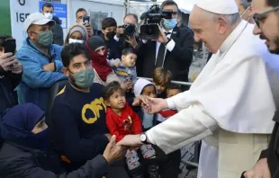 Papa Francisco saúda refugiados em Lesbos.