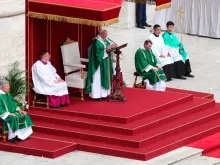 O Papa reza o Ângelus.
