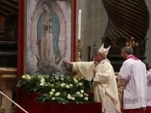 Papa com uma imagem de Nossa Senhora de Guadalupe, no Vaticano.