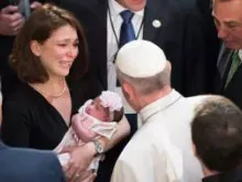 Papa Francisco saúda uma mulher.