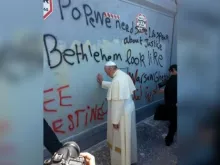 O Papa diante do muro que divide a Palestina e Israel.