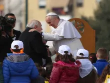 El Papa Francisco saúda um grupo de avós com seus netos.